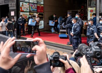 Hong Kong’ta haber kanalı Stand News’e polis baskını: Altı gazeteci göz altında