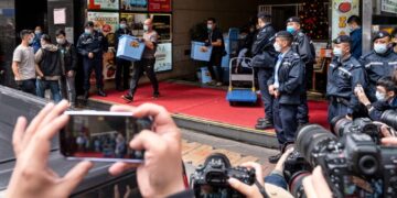Hong Kong’ta haber kanalı Stand News’e polis baskını: Altı gazeteci göz altında