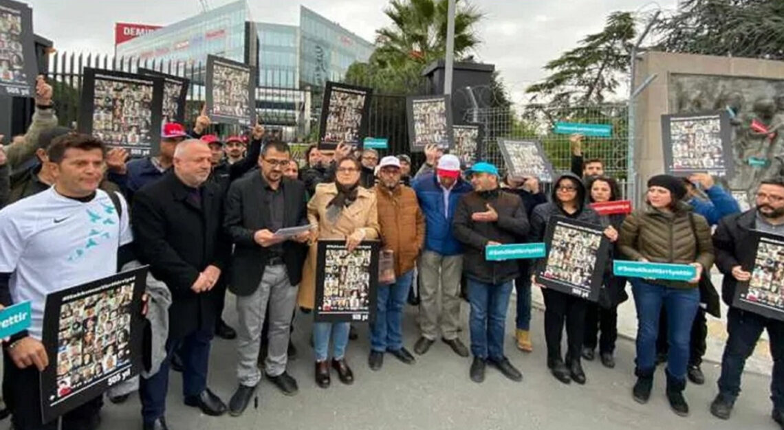 Sendikaya üye oldukları gerekçesiyle Hürriyet’ten atılan 46 gazeteci, işe iade davasını kazandı