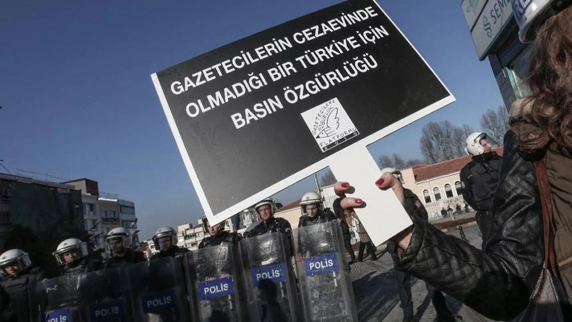Türkiye’de 36 gazeteciye 66 yılı aşkın hapis cezası