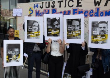 The Guardian gazetesinin önünde tutsak gazeteciler için özgürlük çağrısı yapıldı