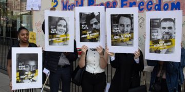 The Guardian gazetesinin önünde tutsak gazeteciler için özgürlük çağrısı yapıldı